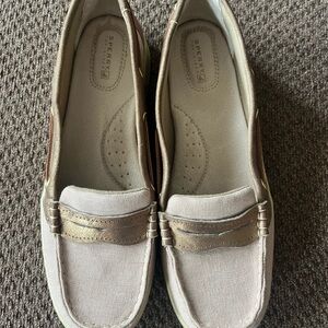 Like New! Women’s Beige/ Gold Loafers